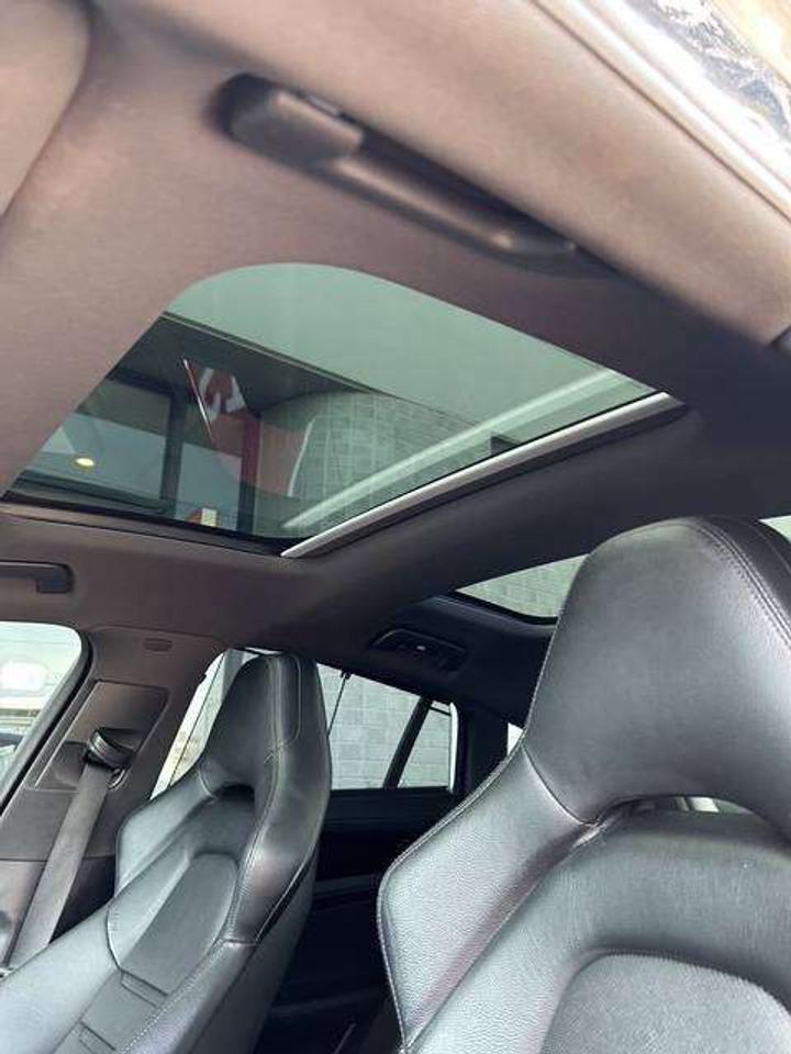 2018 Porsche Panamera 4 Photo