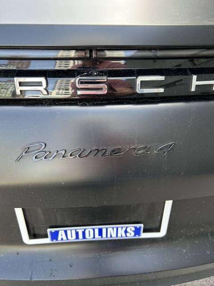 2018 Porsche Panamera 4 Photo