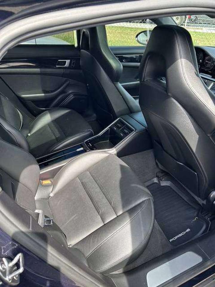 2018 Porsche Panamera 4 Photo
