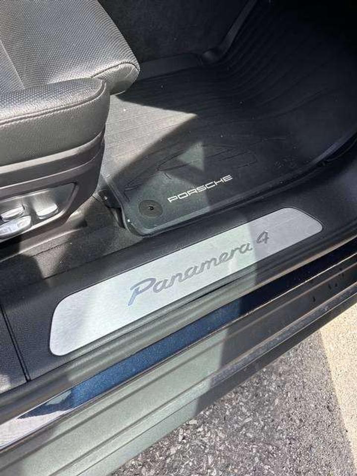 2018 Porsche Panamera 4 Photo