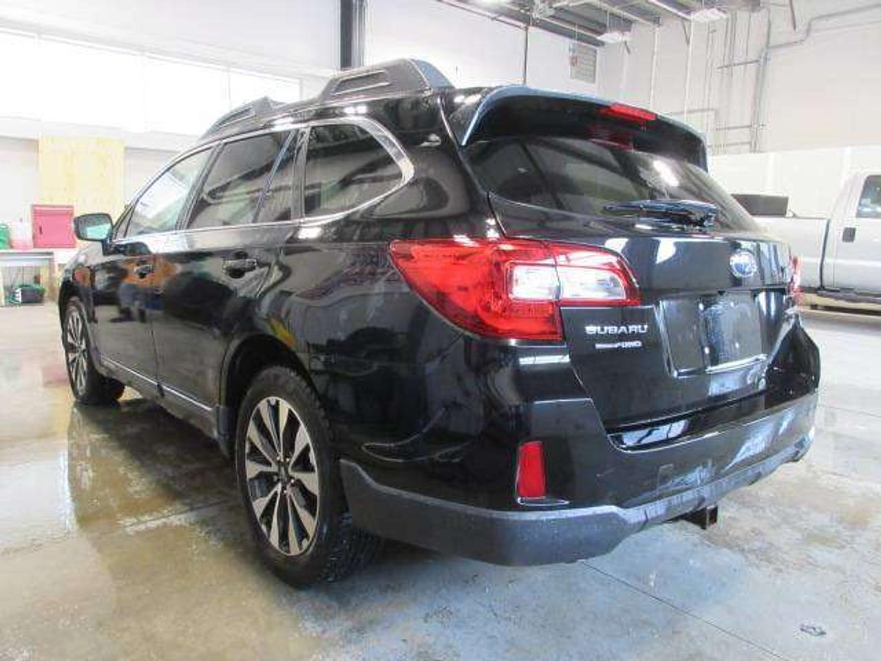 2016 Subaru Outback 3.6R W/LIMITED & TECH, NAV, ROOF, LEATHER, 146K! Photo