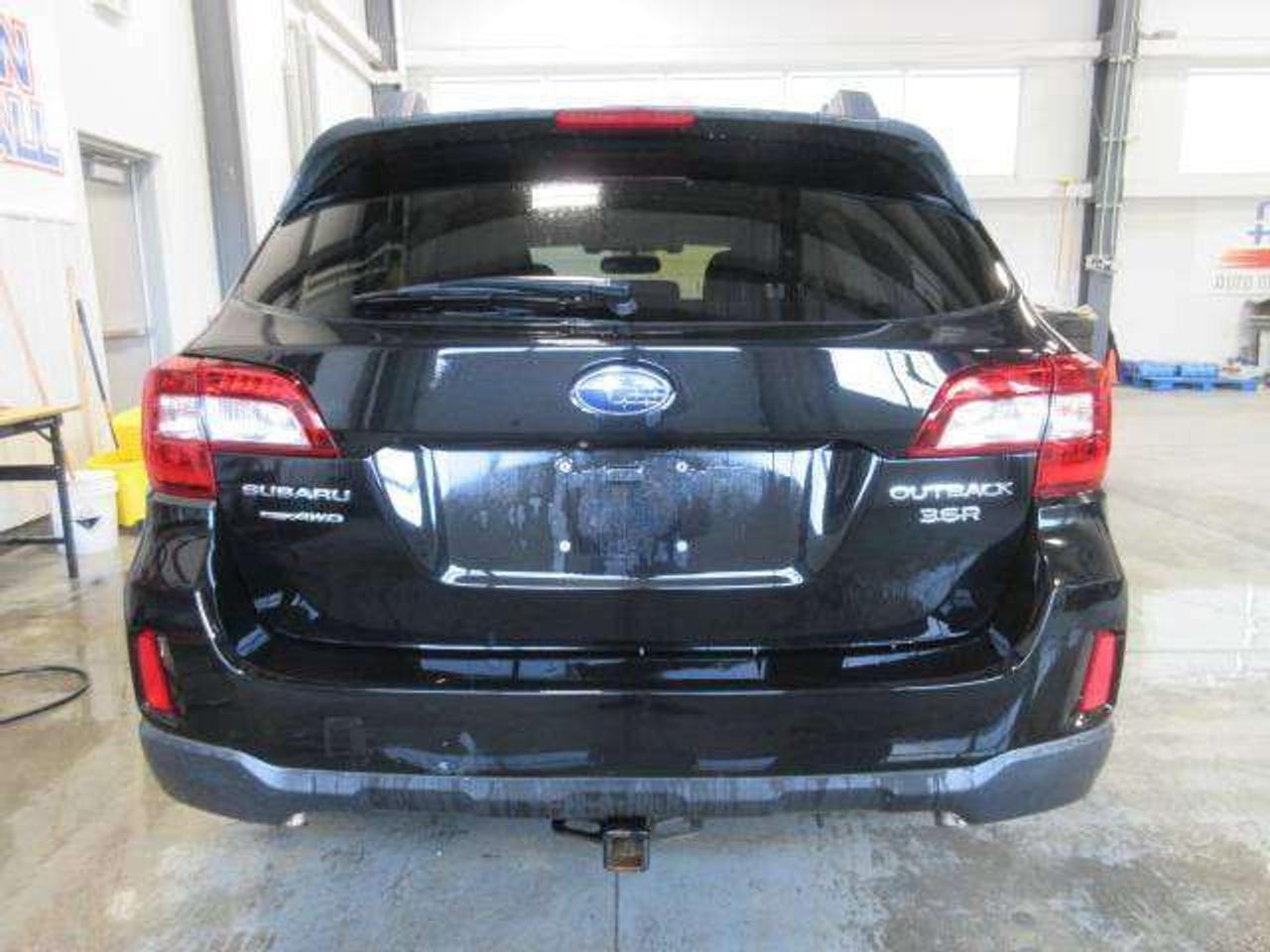 2016 Subaru Outback 3.6R W/LIMITED & TECH, NAV, ROOF, LEATHER, 146K! Photo