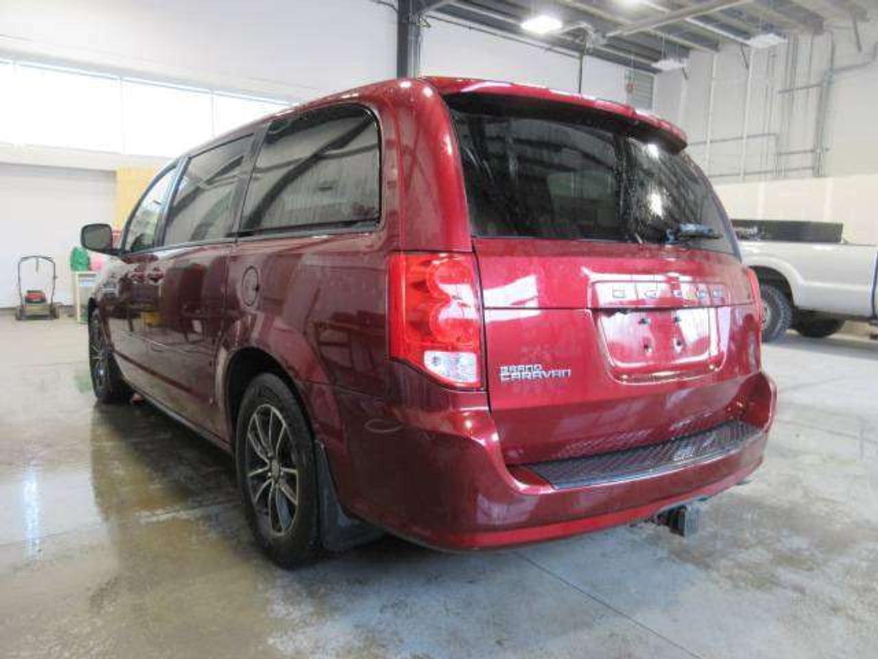 2017 Dodge Grand Caravan SXT, STOW-N-GO, ALLOYS, A/C, BT, CAMERA, 128K! Photo4