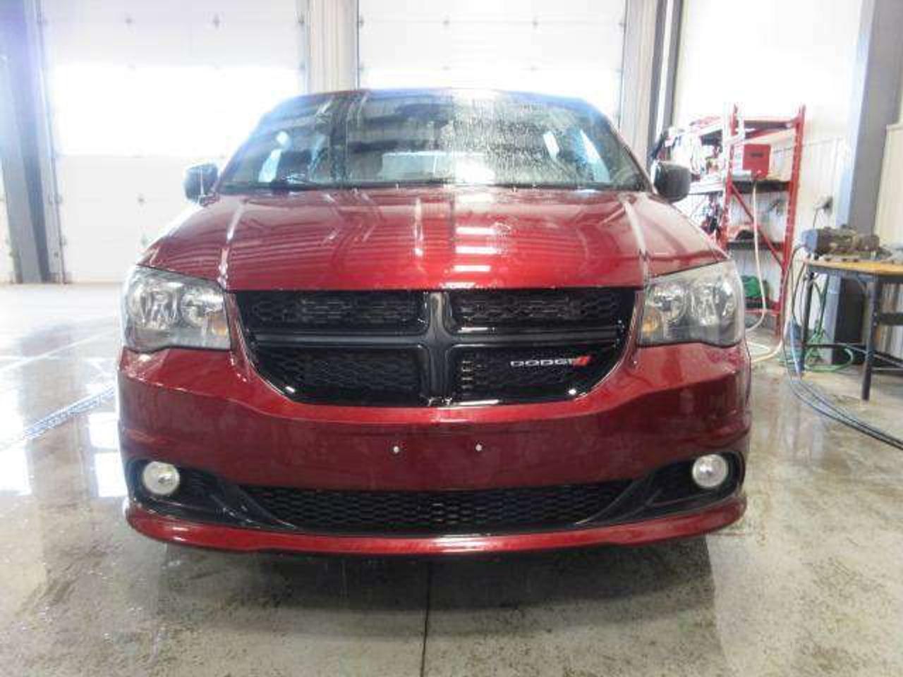 2017 Dodge Grand Caravan SXT, STOW-N-GO, ALLOYS, A/C, BT, CAMERA, 128K! Photo