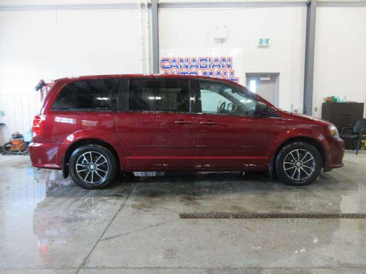 2017 Dodge Grand Caravan SXT, STOW-N-GO, ALLOYS, A/C, BT, CAMERA, 128K! Photo