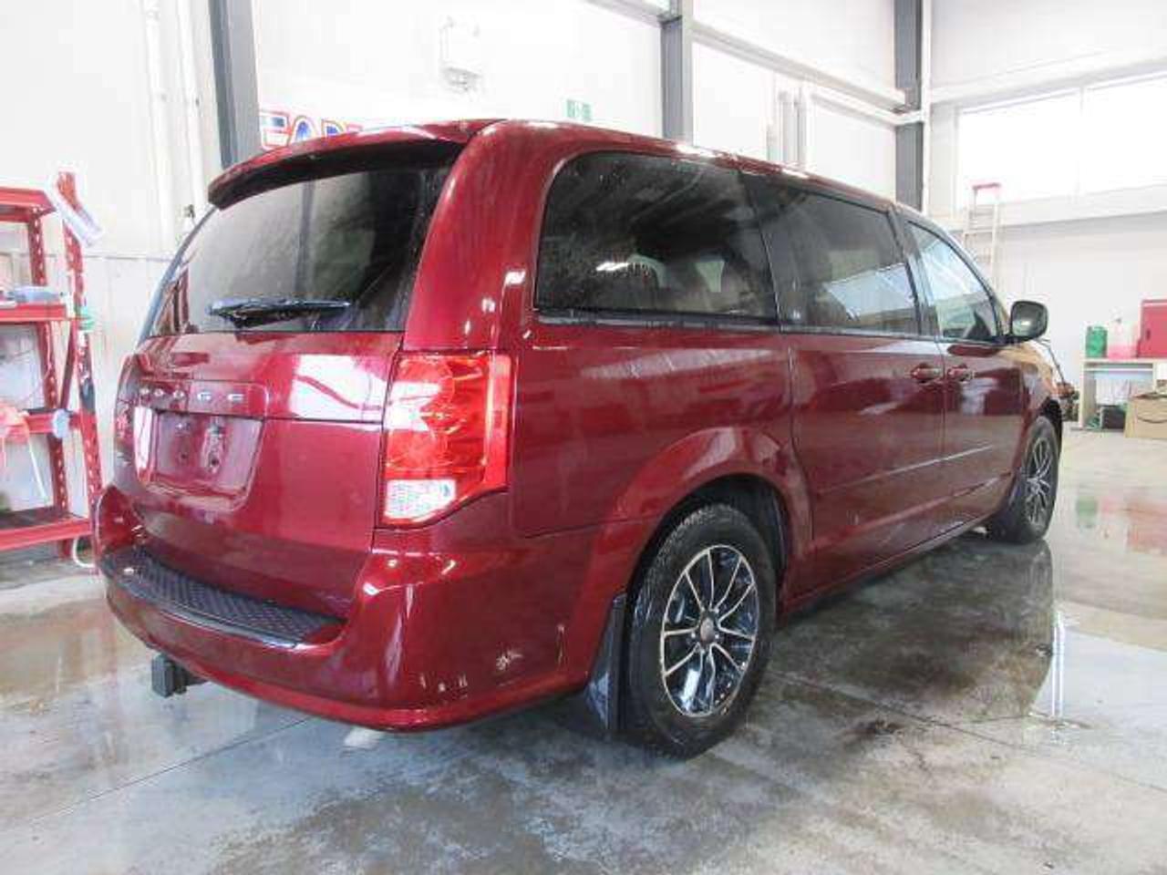 2017 Dodge Grand Caravan SXT, STOW-N-GO, ALLOYS, A/C, BT, CAMERA, 128K! Photo