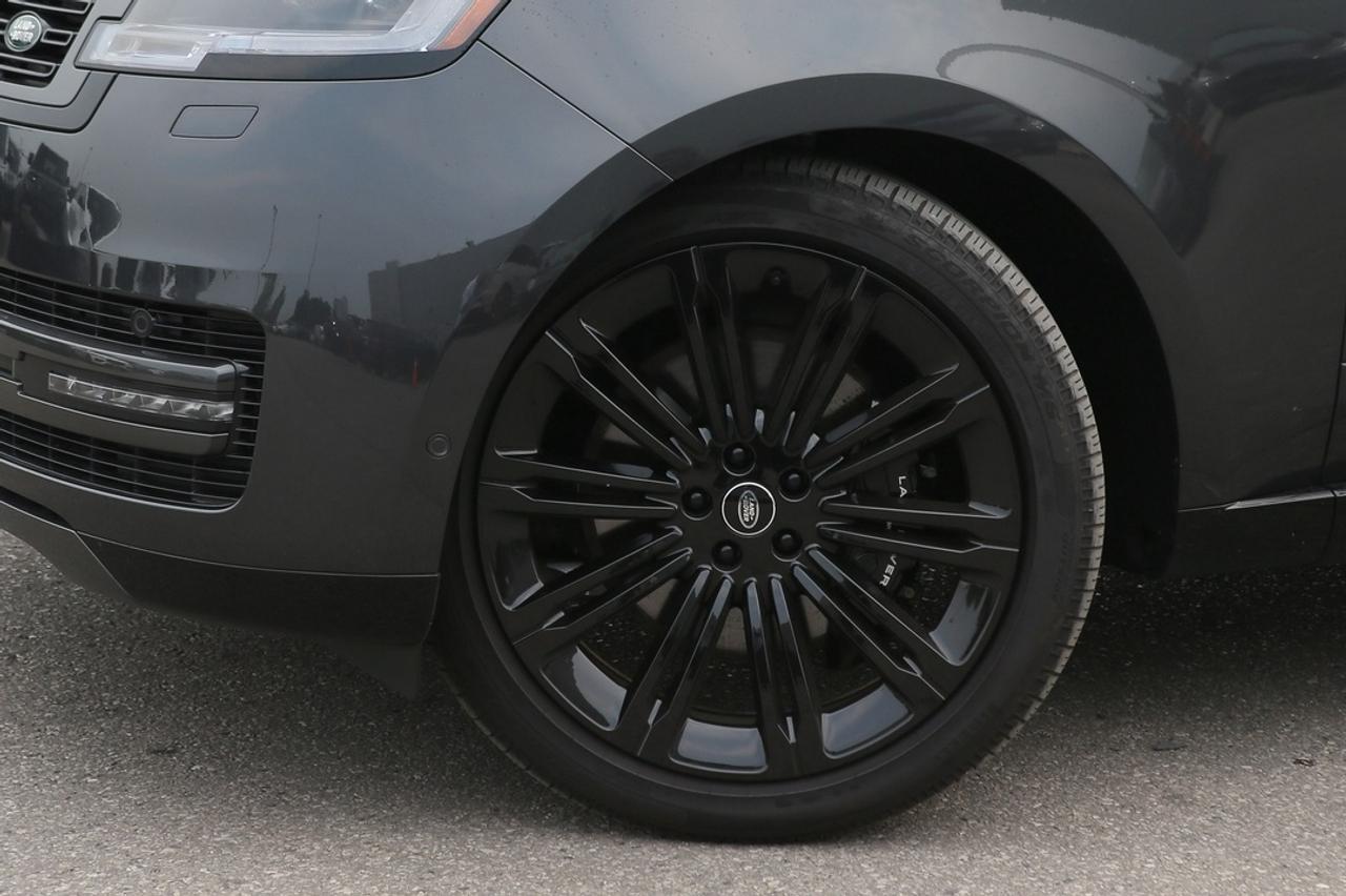 2025 Land Rover Range Rover SE 523 HP TWIN-TURBO V8   23 GLOSS BLACK WHEELS   SHADOW PACK   MERIDIAN 3D   SV BESPOKE INTERIOR Photo
