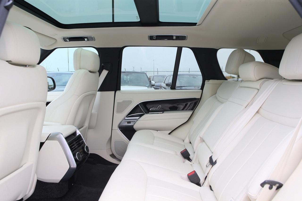 2025 Land Rover Range Rover SE 523 HP TWIN-TURBO V8   23 GLOSS BLACK WHEELS   SHADOW PACK   MERIDIAN 3D   SV BESPOKE INTERIOR Photo
