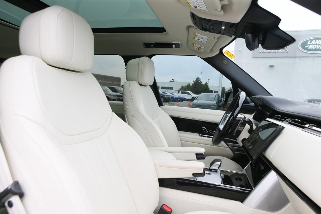2025 Land Rover Range Rover SE 523 HP TWIN-TURBO V8   23 GLOSS BLACK WHEELS   SHADOW PACK   MERIDIAN 3D   SV BESPOKE INTERIOR Photo
