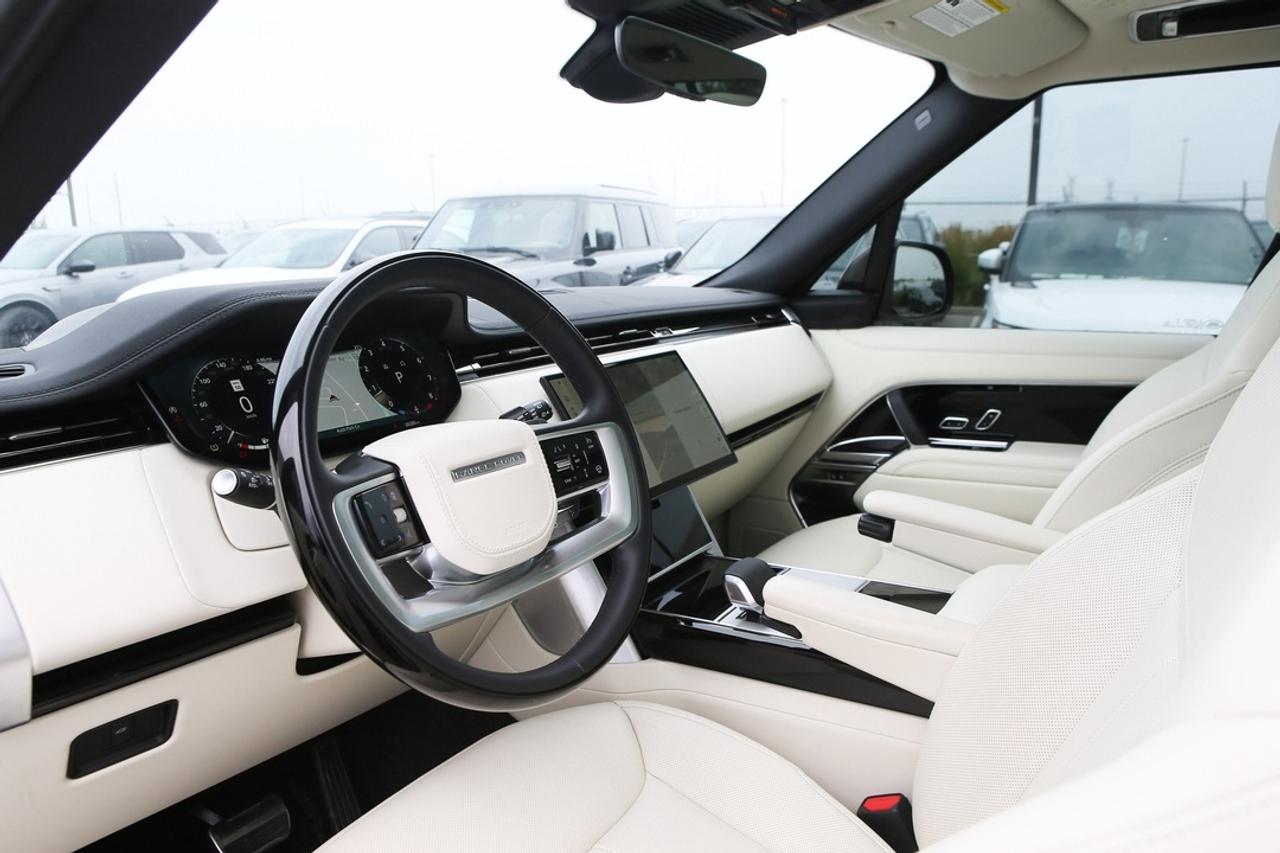 2025 Land Rover Range Rover SE 523 HP TWIN-TURBO V8   23 GLOSS BLACK WHEELS   SHADOW PACK   MERIDIAN 3D   SV BESPOKE INTERIOR Photo
