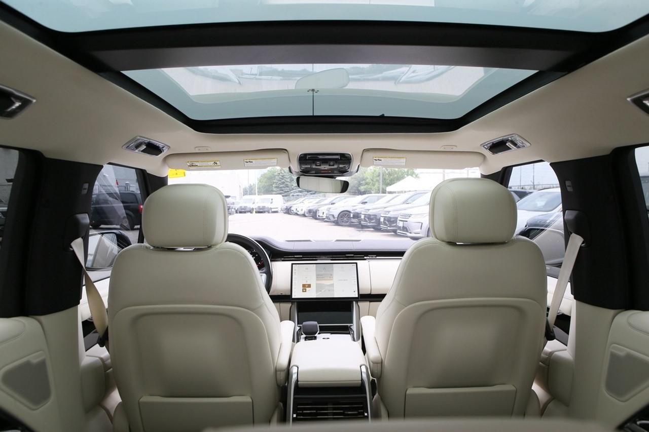 2025 Land Rover Range Rover SE 523 HP TWIN-TURBO V8   23 GLOSS BLACK WHEELS   SHADOW PACK   MERIDIAN 3D   SV BESPOKE INTERIOR Photo