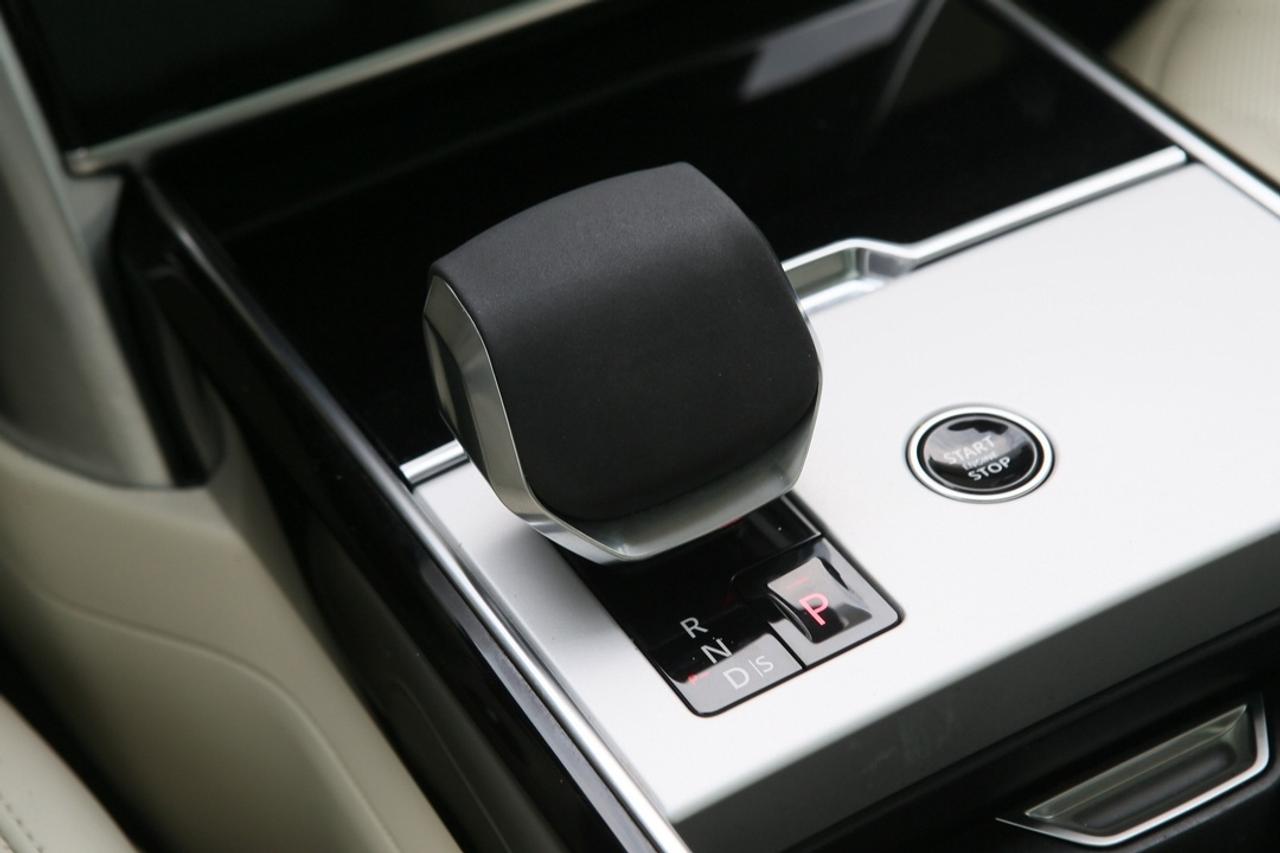 2025 Land Rover Range Rover SE 523 HP TWIN-TURBO V8   23 GLOSS BLACK WHEELS   SHADOW PACK   MERIDIAN 3D   SV BESPOKE INTERIOR Photo