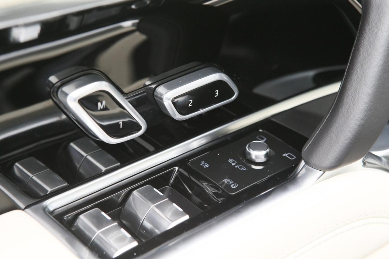2025 Land Rover Range Rover SE 523 HP TWIN-TURBO V8   23 GLOSS BLACK WHEELS   SHADOW PACK   MERIDIAN 3D   SV BESPOKE INTERIOR Photo