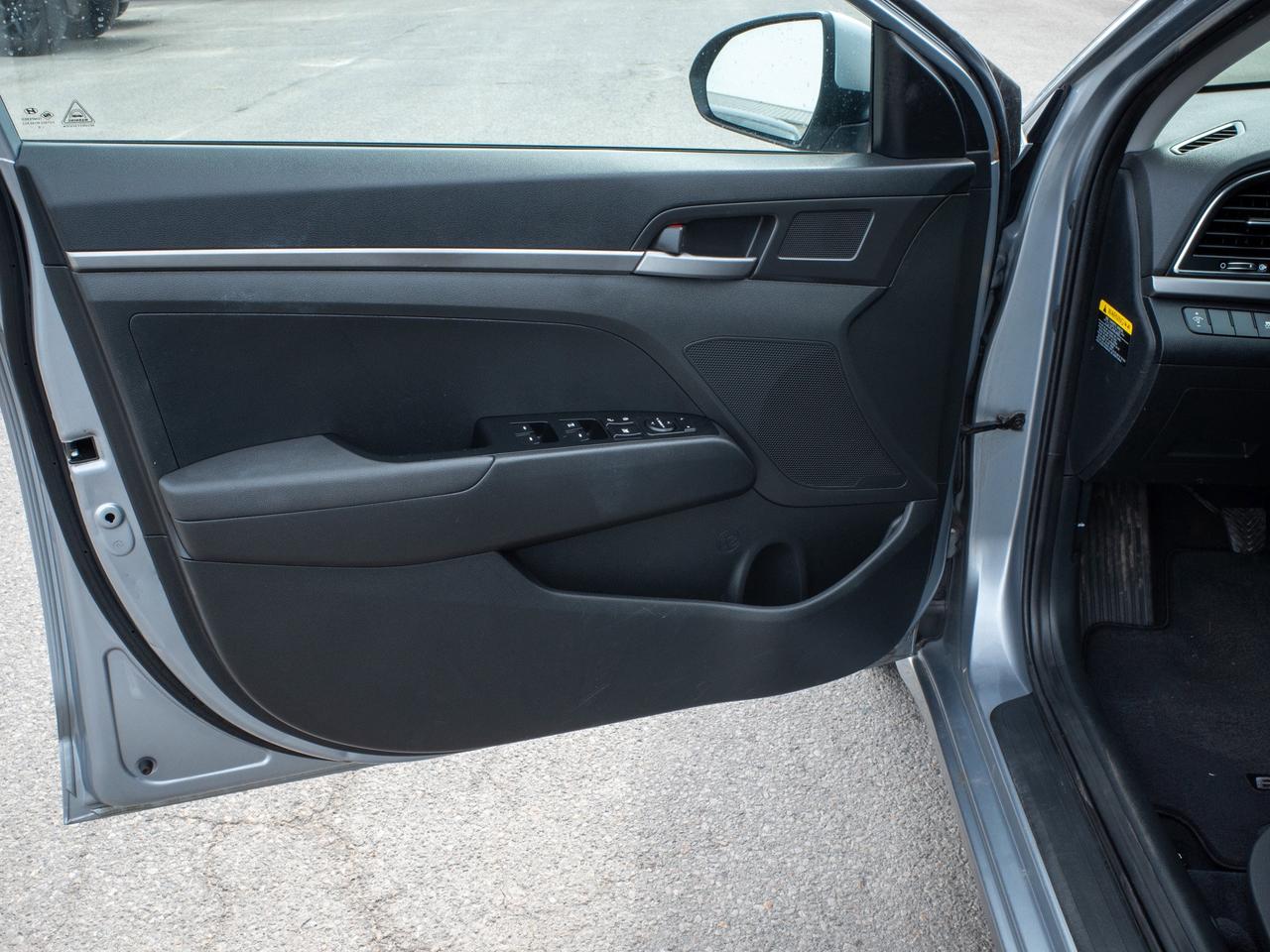 2017 Hyundai Elantra L- Fuel Efficiency 6L/100km Photo