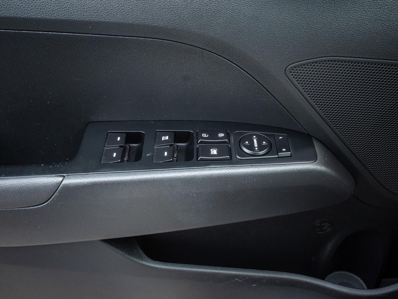 2017 Hyundai Elantra L- Fuel Efficiency 6L/100km Photo