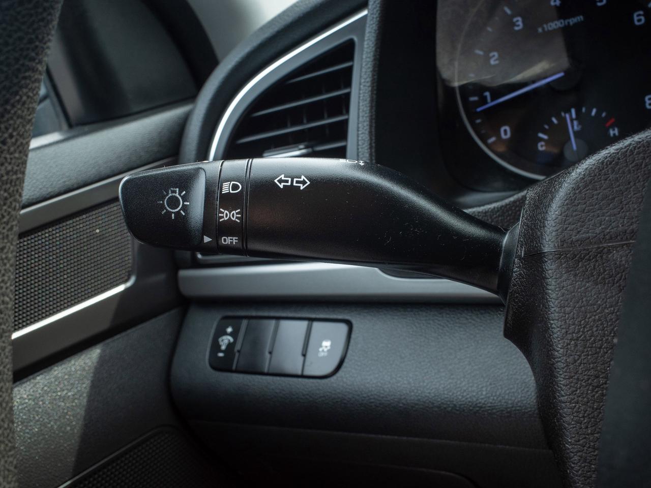 2017 Hyundai Elantra L- Fuel Efficiency 6L/100km Photo