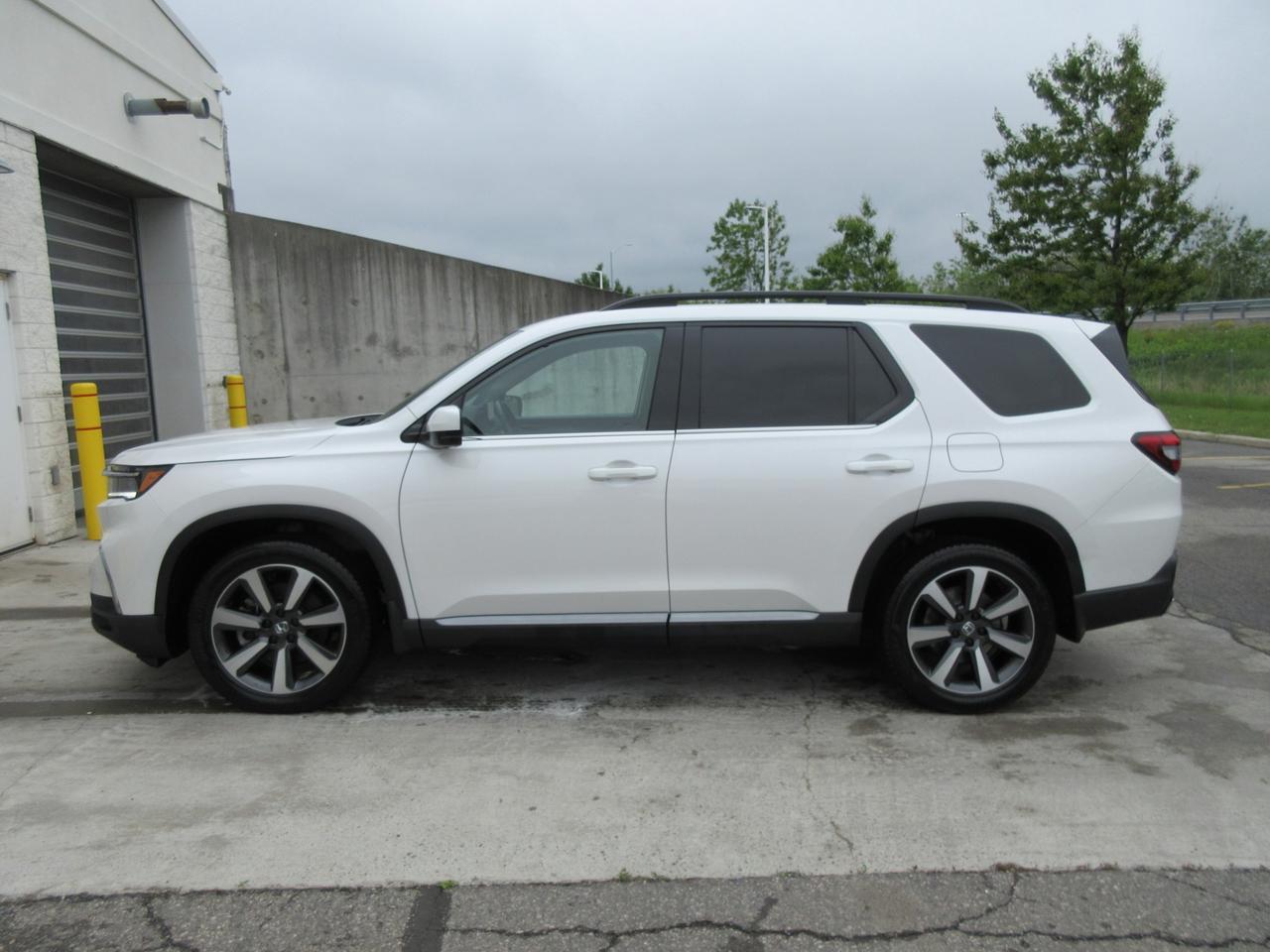 2025 Honda Pilot Touring 4dr All-Wheel Drive Photo