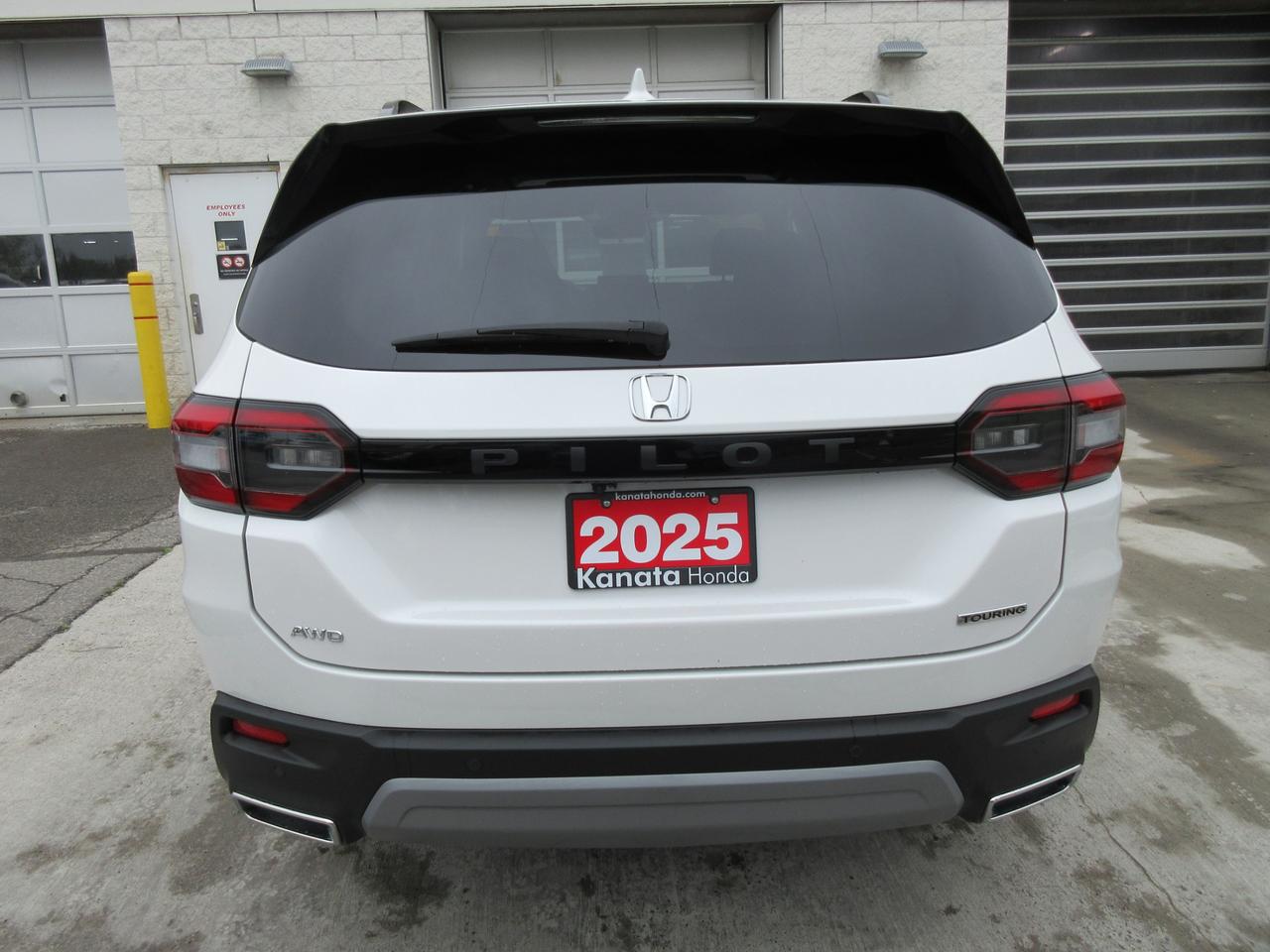 2025 Honda Pilot Touring 4dr All-Wheel Drive Photo