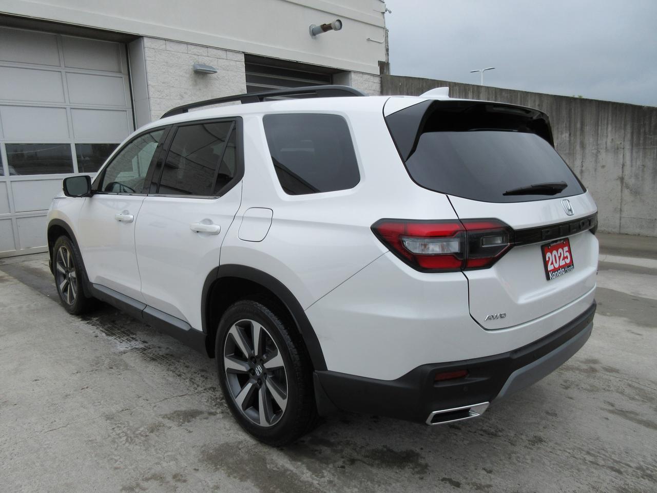 2025 Honda Pilot Touring 4dr All-Wheel Drive Photo3