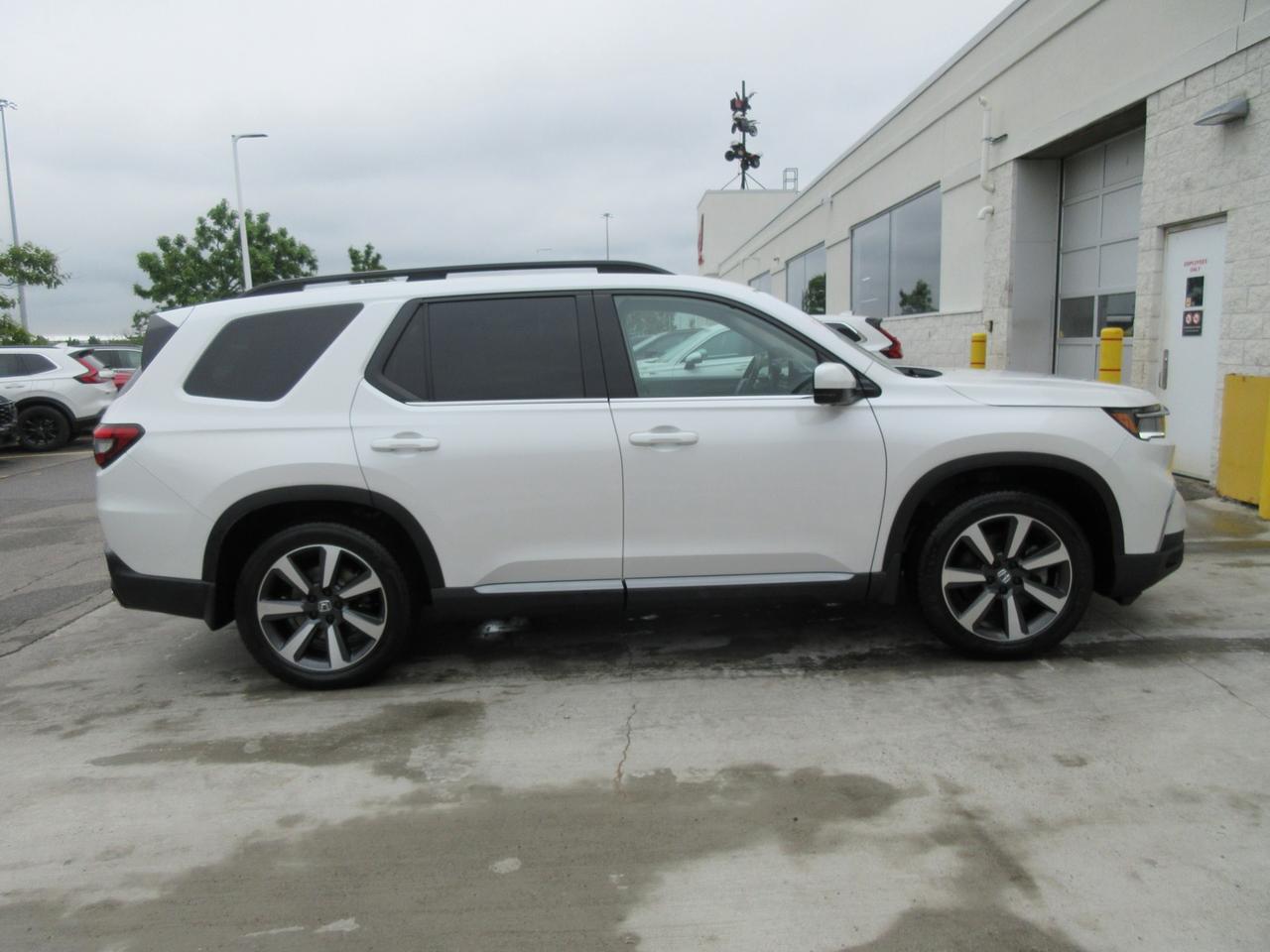 2025 Honda Pilot Touring 4dr All-Wheel Drive Photo