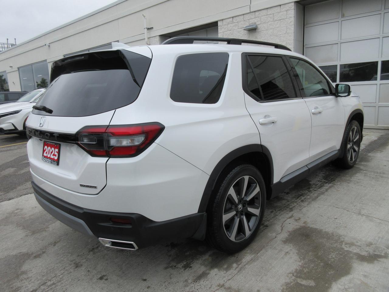 2025 Honda Pilot Touring 4dr All-Wheel Drive Photo