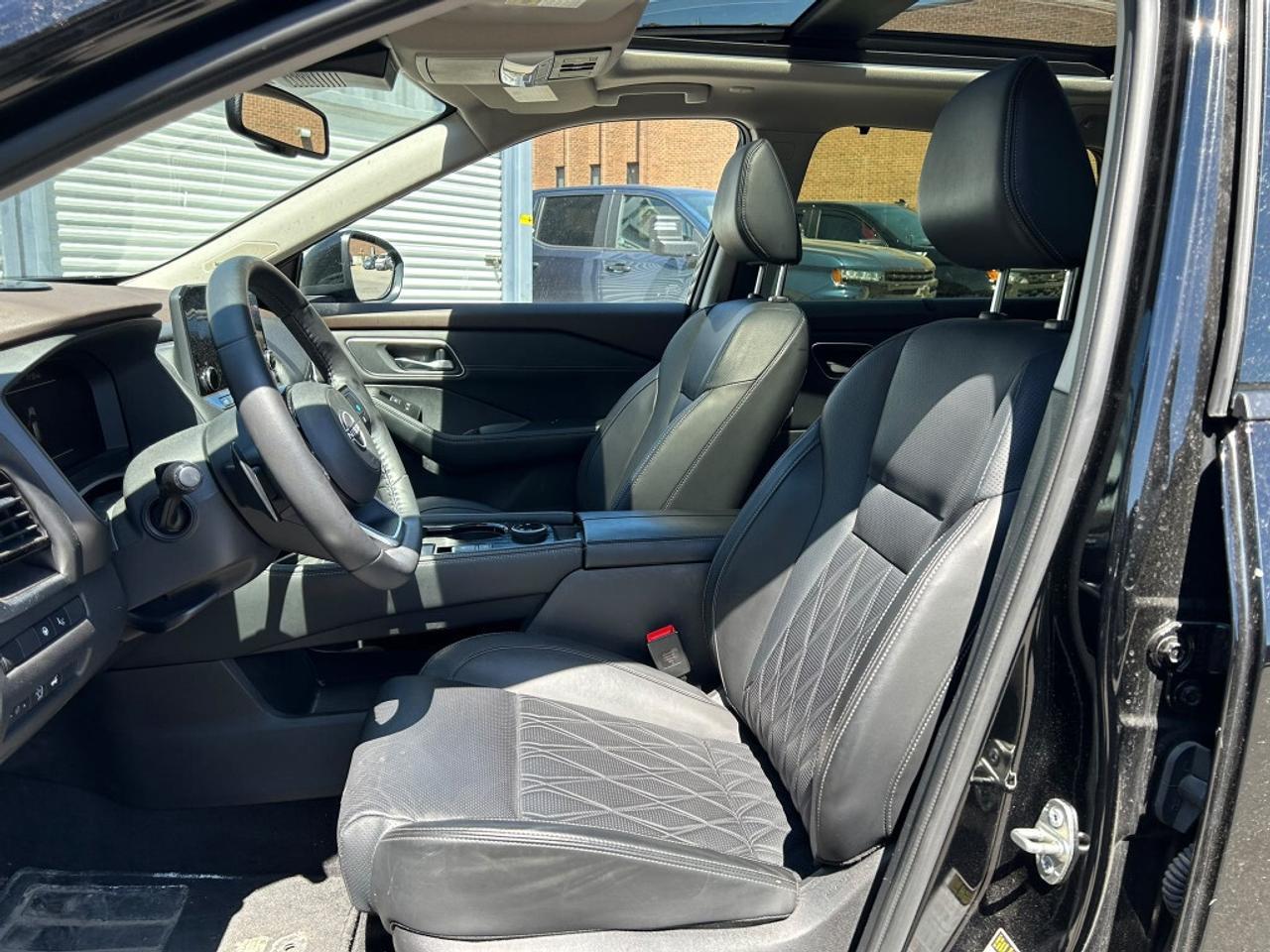 2023 Nissan Rogue Platinum Edition AWD   Low KMs   ProPILOT Assist Photo