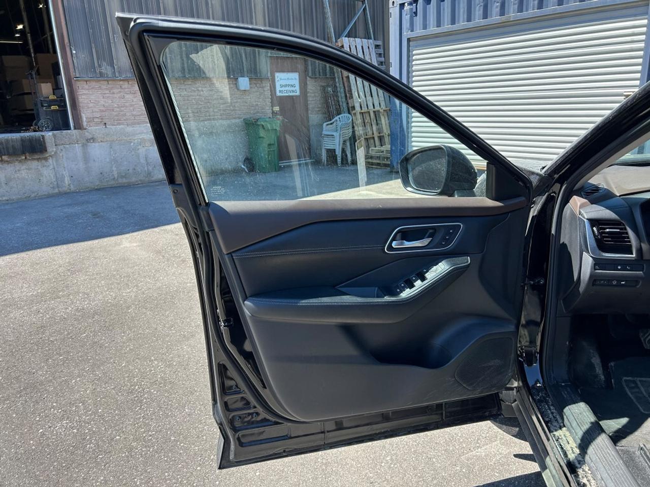 2023 Nissan Rogue Platinum Edition AWD   Low KMs   ProPILOT Assist Photo