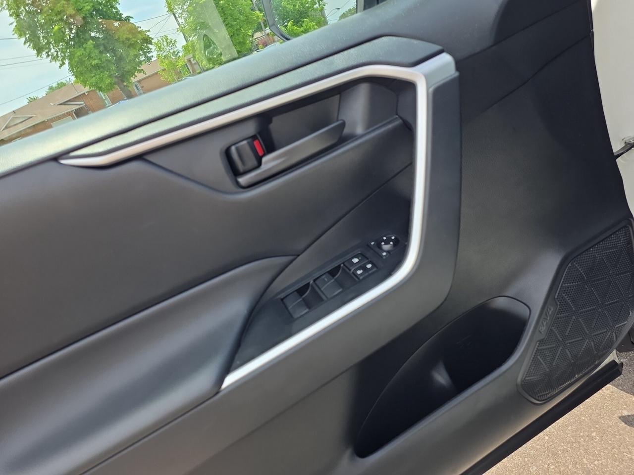 2024 Toyota RAV4 LE AWD *CARPLAY/CAMERA/BLIND/LANE ASSIST/LED LIGHT Photo