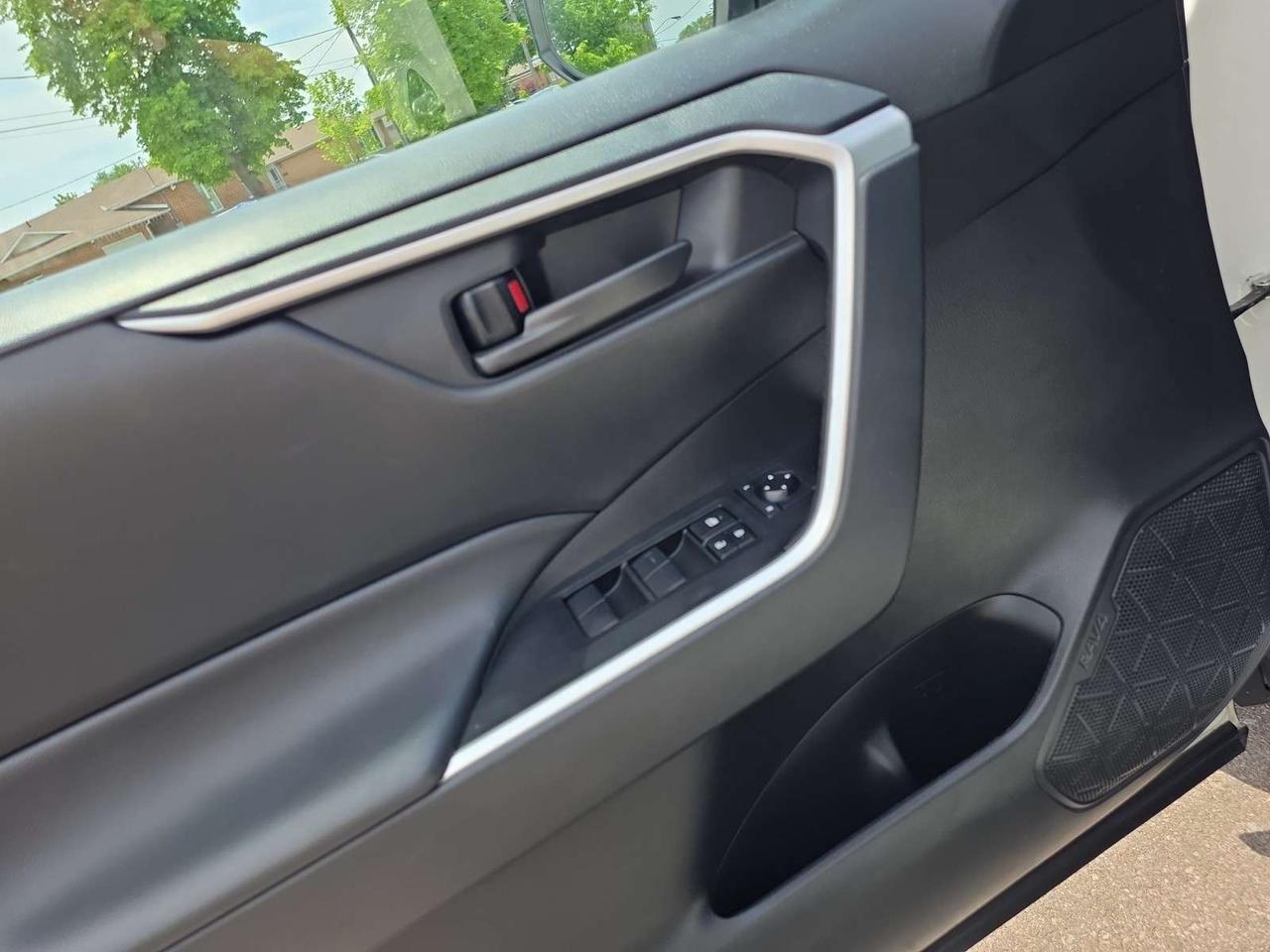 2024 Toyota RAV4 LE AWD *CARPLAY/CAMERA/BLIND/LANE ASSIST/LED LIGHTS/ALLOYS Photo