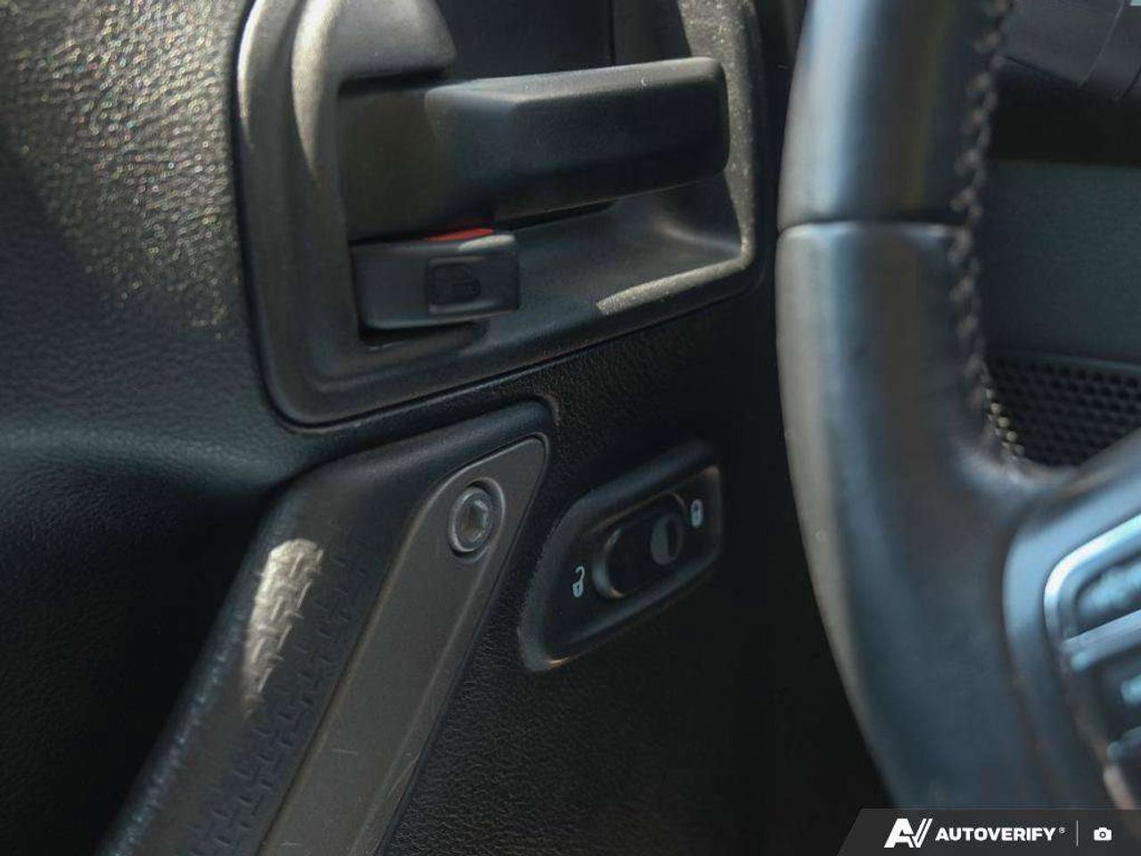 2018 Jeep Wrangler JK UNLIMITED WILLYS, 3.6L V6, 4X4, ALLOYS, CLOTH, CERTIFIED AS-TRADED! Photo