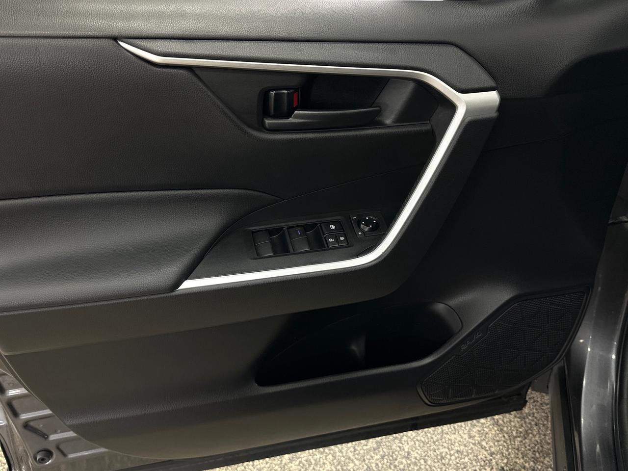 2022 Toyota RAV4 LE Photo
