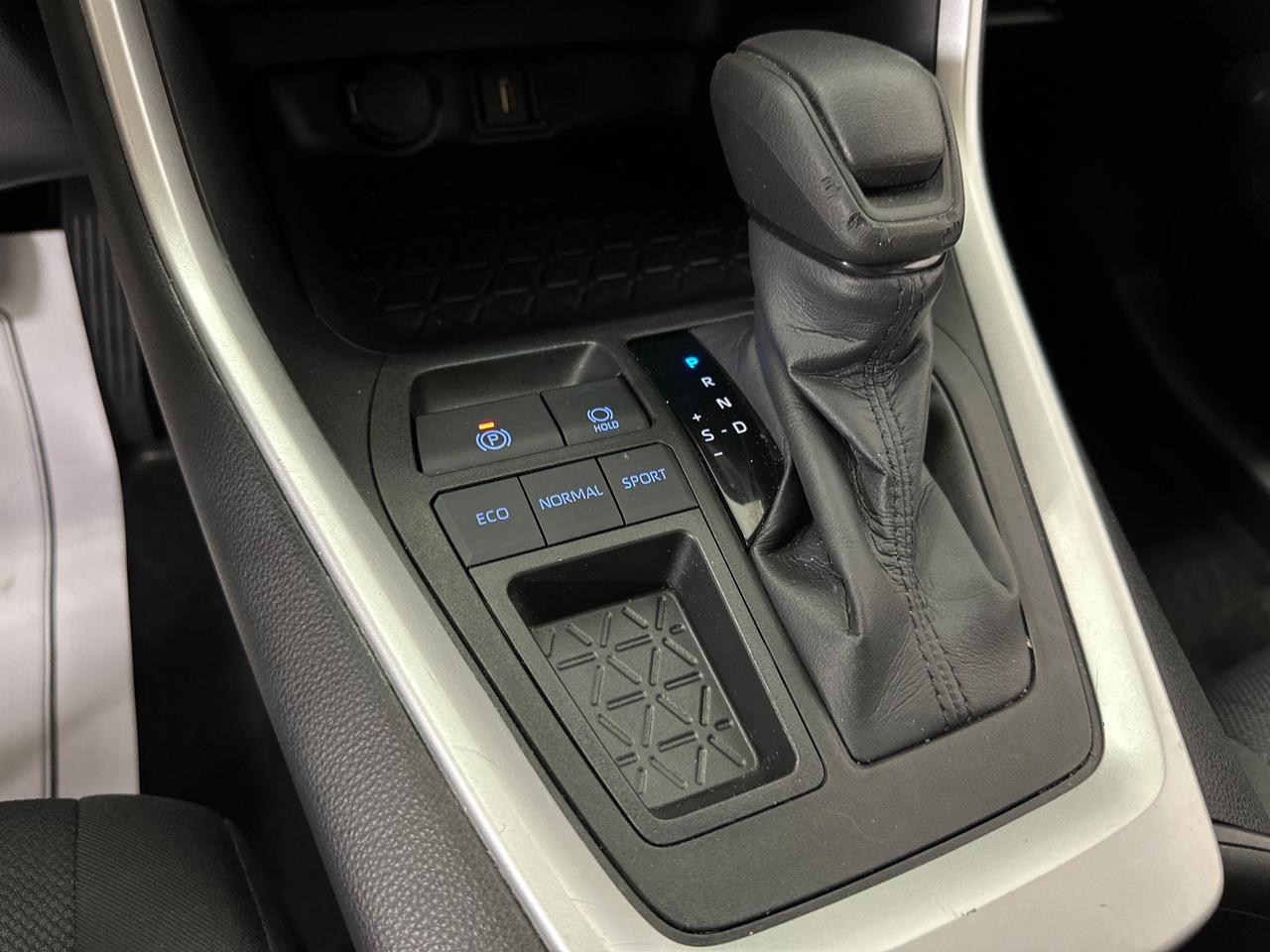 2022 Toyota RAV4 LE Photo