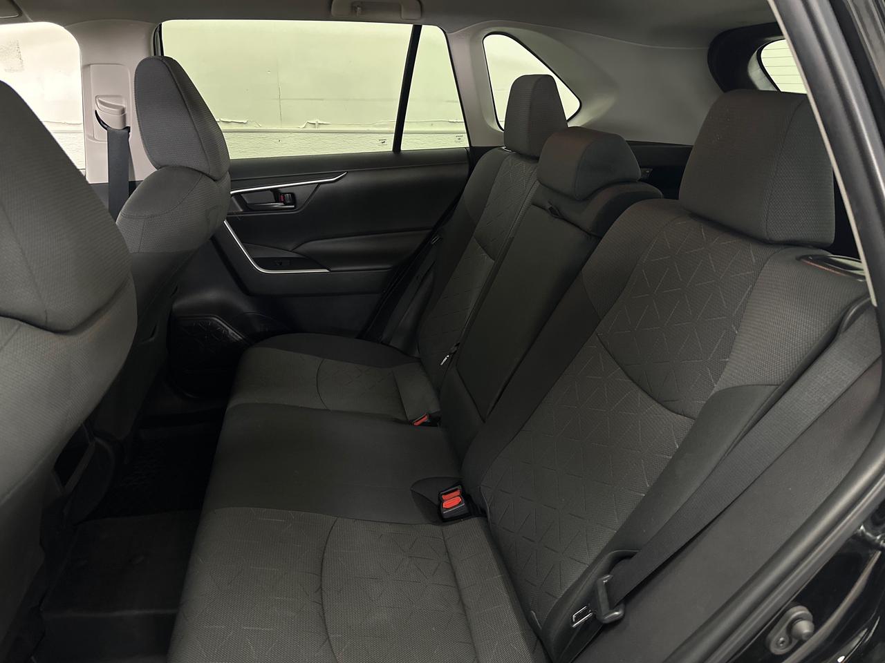 2021 Toyota RAV4 LE Photo
