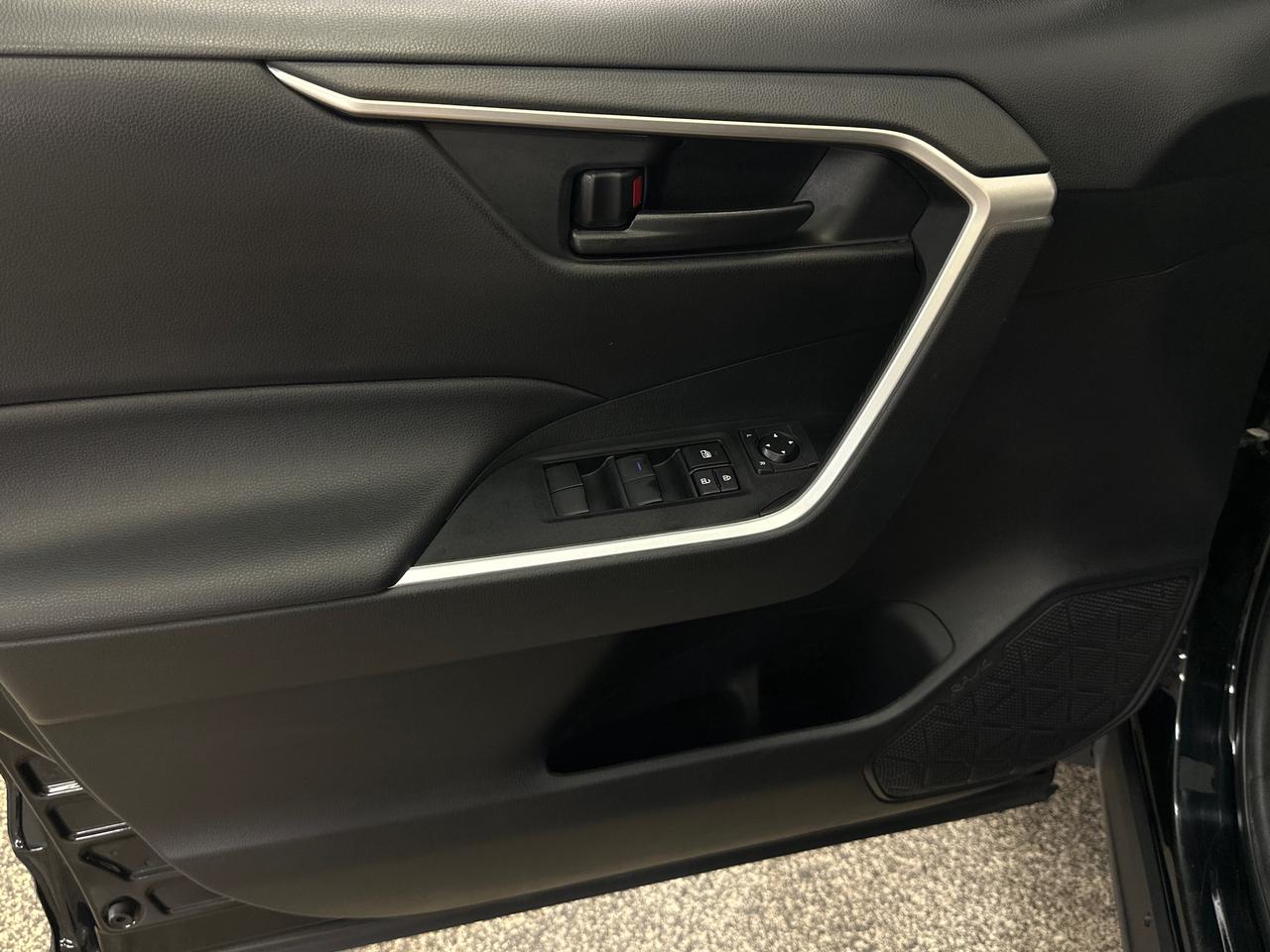2021 Toyota RAV4 LE Photo