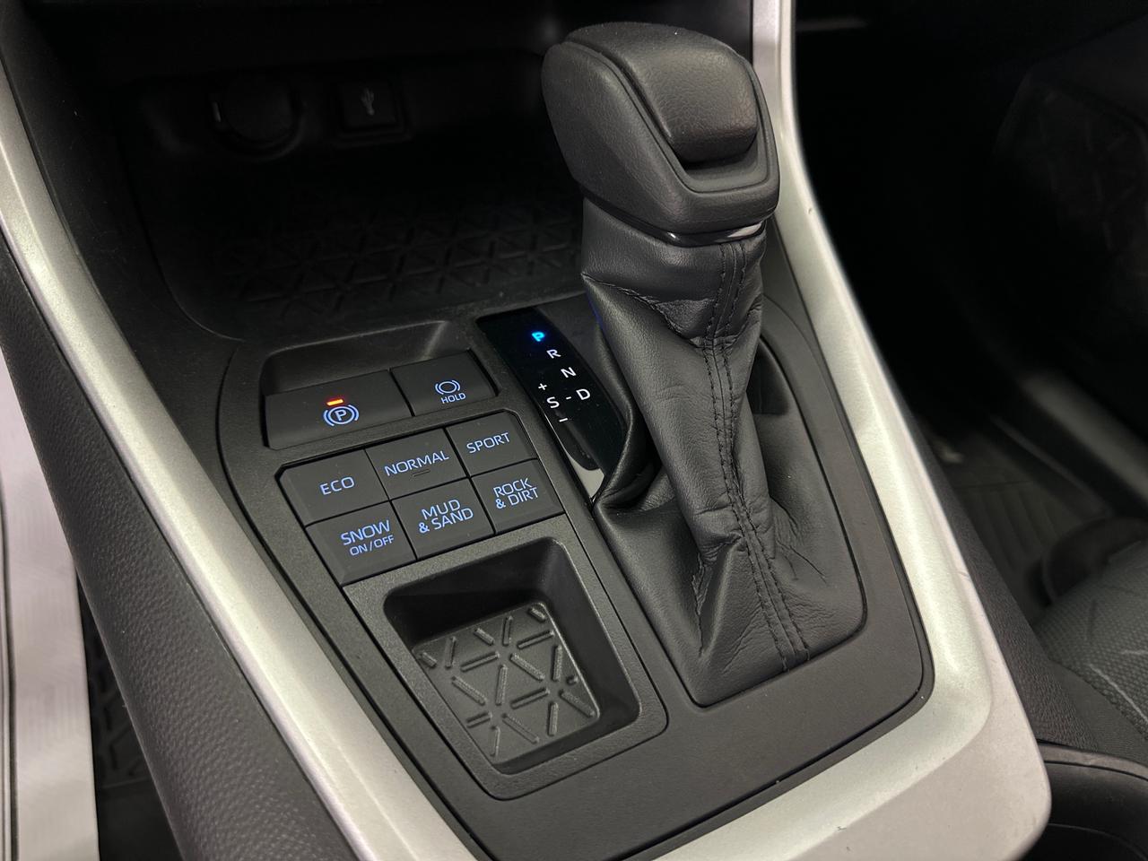 2021 Toyota RAV4 LE Photo
