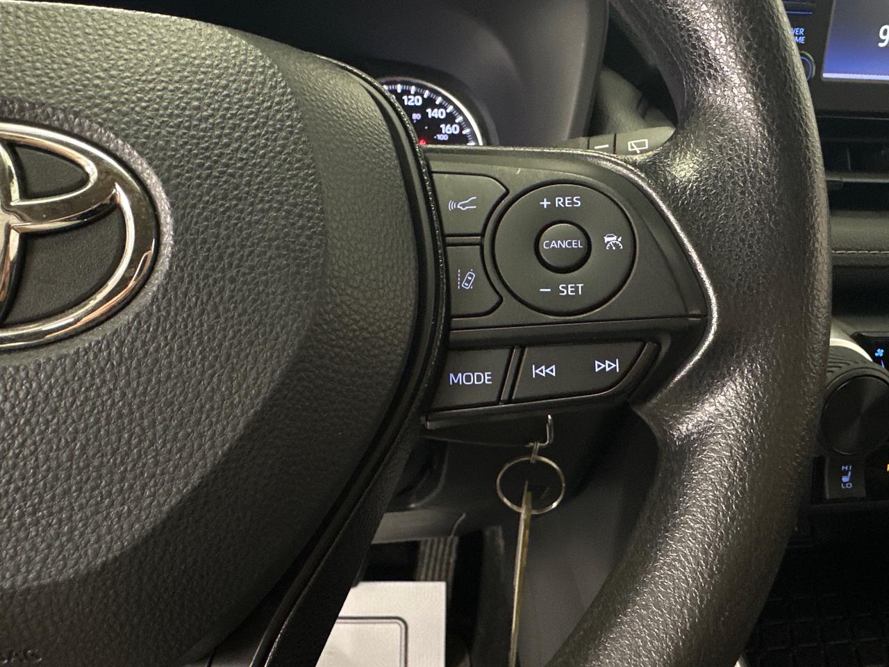 2021 Toyota RAV4 LE Photo