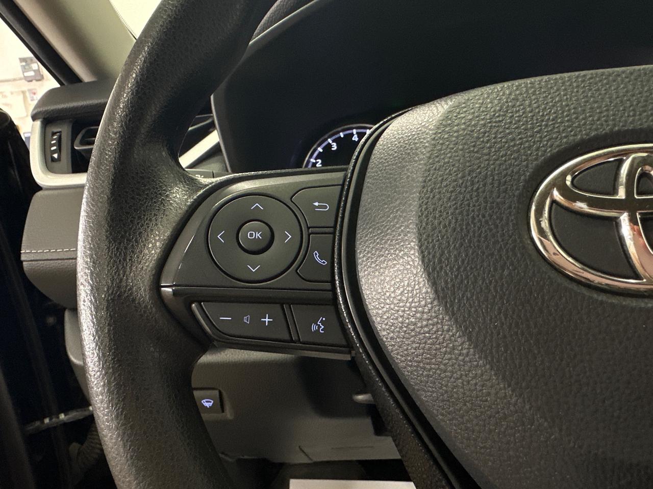 2021 Toyota RAV4 LE Photo