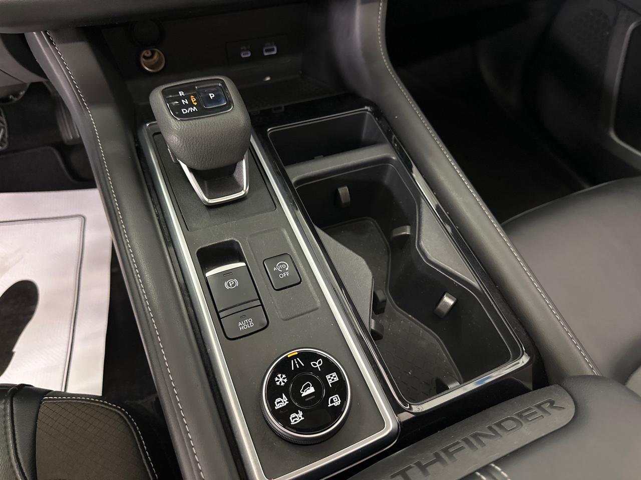 2022 Nissan Pathfinder SL Photo