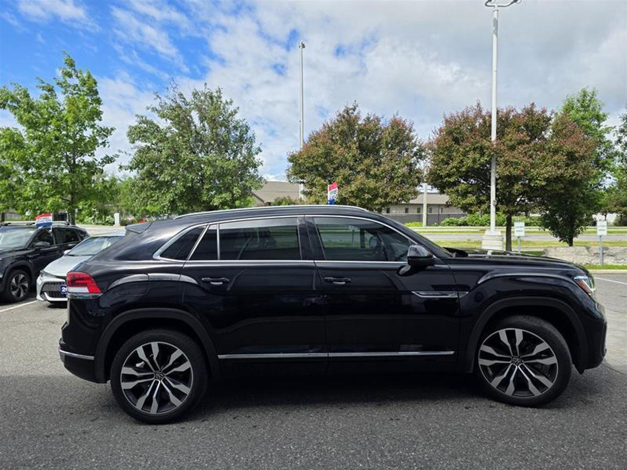 2022 Volkswagen Atlas Cross Sport Execline 3.6L 8sp at w/Tip 4MOTION Photo