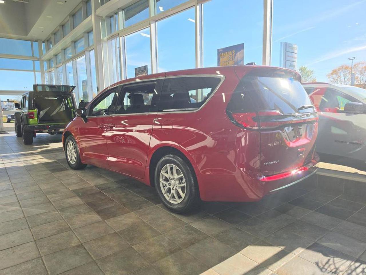 2027 Chrysler Pacifica Select | V6 | Leather Seats |Remote start | Photo