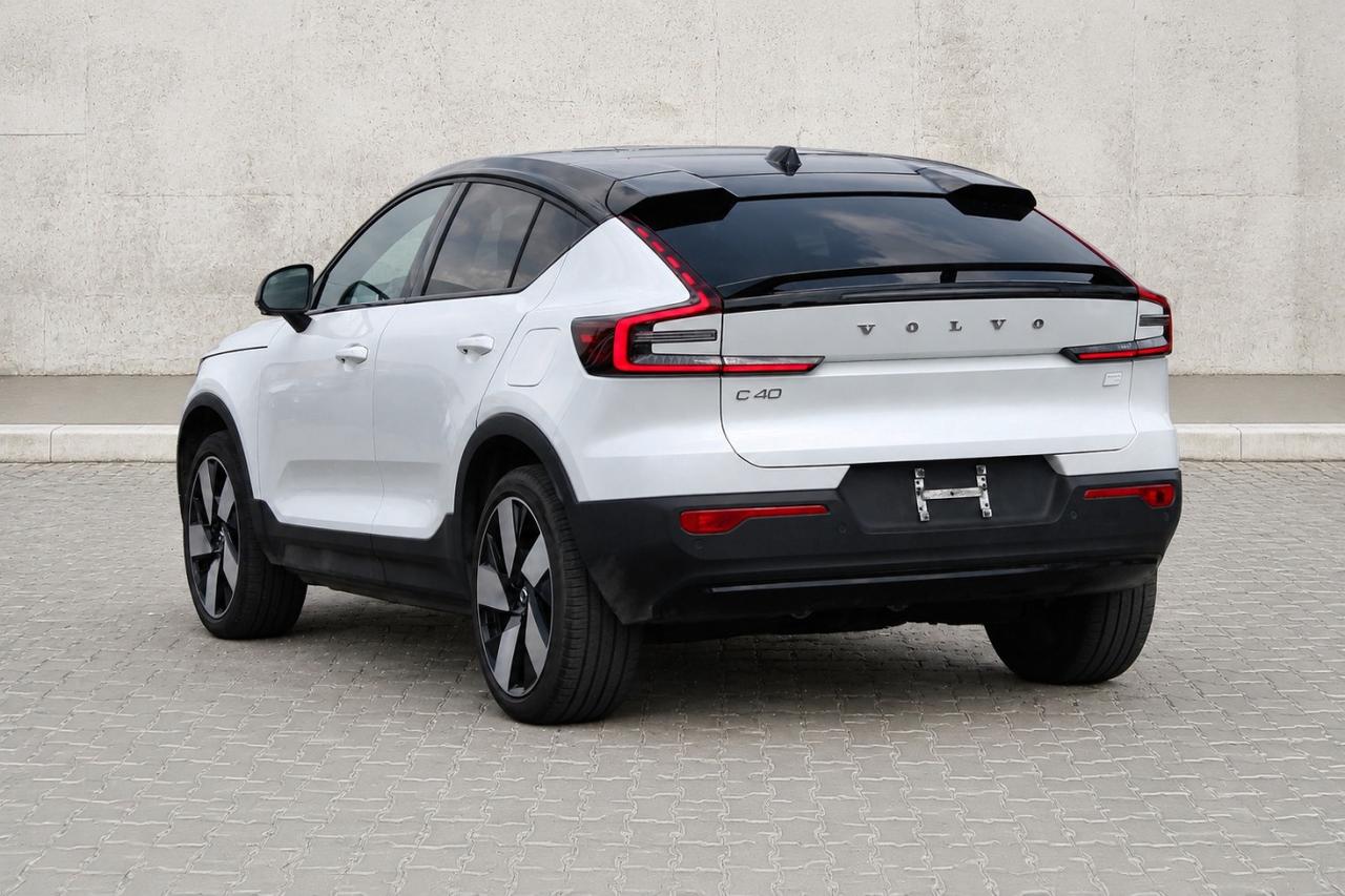 2022 Volvo C40 Recharge Pure Electric P8 Recharge  Gps AppleCarPlay BkpCam HtdSeats Moon Photo