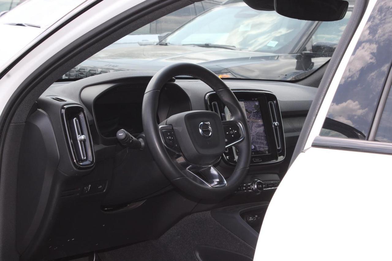 2022 Volvo C40 Recharge Pure Electric P8 Recharge  Gps AppleCarPlay BkpCam HtdSeats Moon Photo