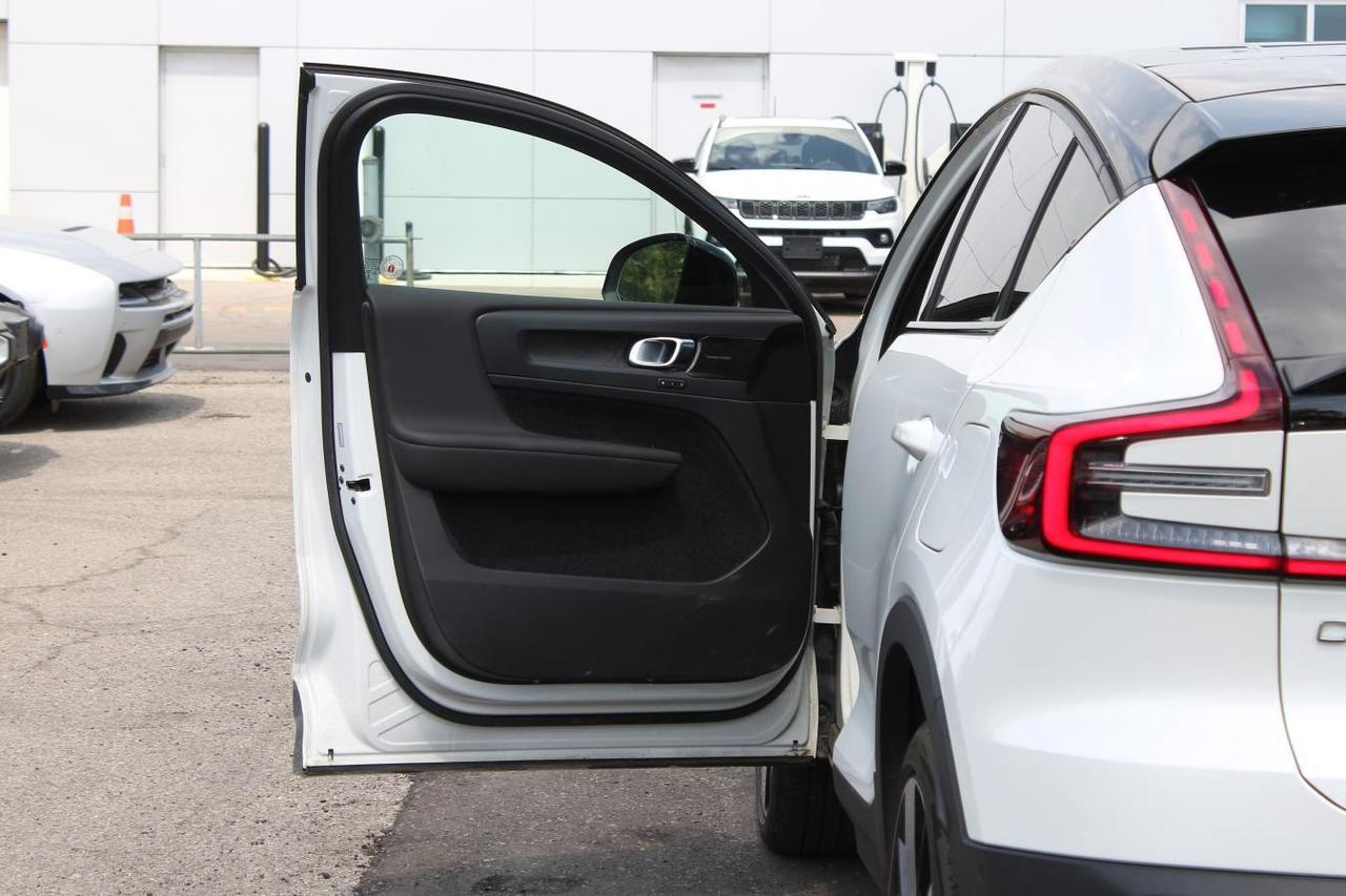 2022 Volvo C40 Recharge Pure Electric P8 Recharge  Gps AppleCarPlay BkpCam HtdSeats Moon Photo