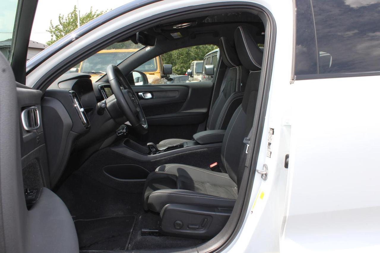 2022 Volvo C40 Recharge Pure Electric P8 Recharge  Gps AppleCarPlay BkpCam HtdSeats Moon Photo
