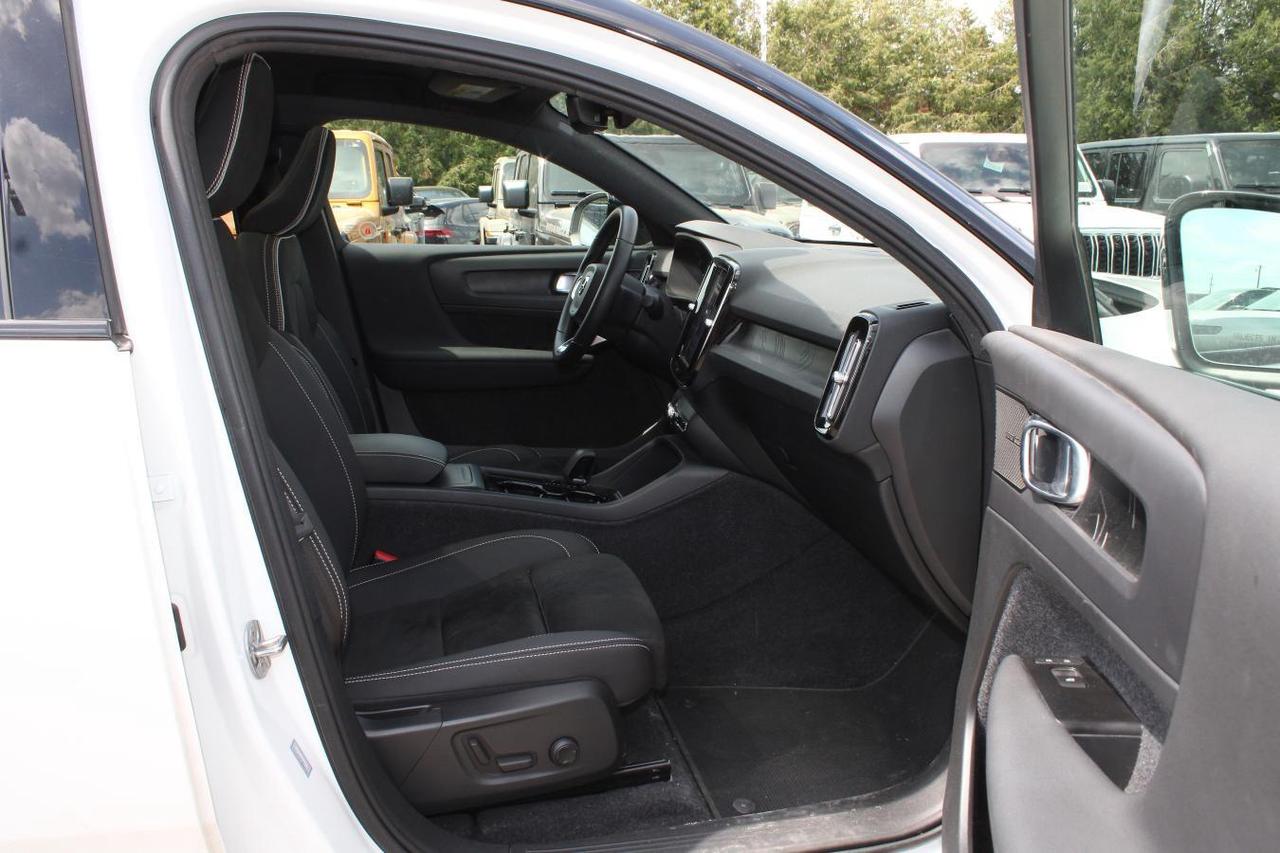 2022 Volvo C40 Recharge Pure Electric P8 Recharge  Gps AppleCarPlay BkpCam HtdSeats Moon Photo