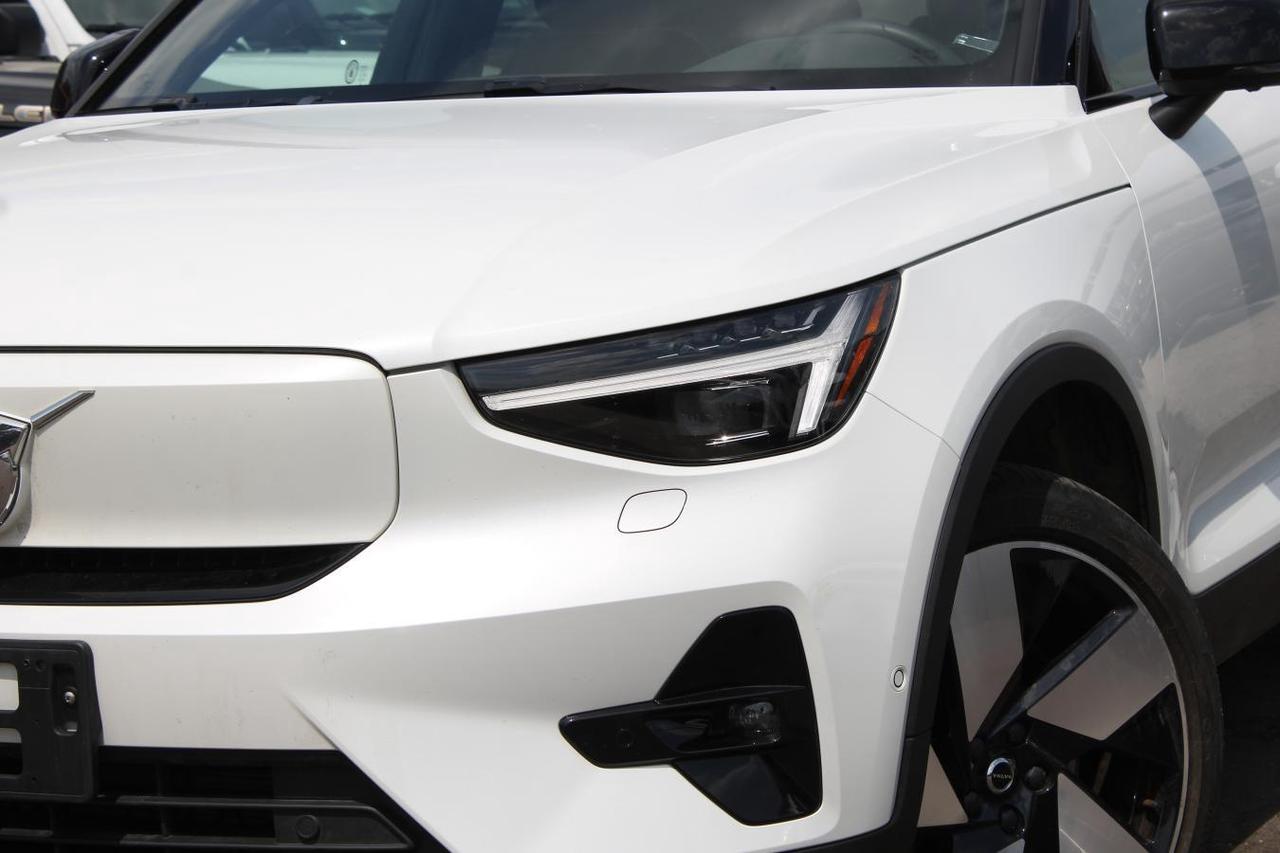 2022 Volvo C40 Recharge Pure Electric P8 Recharge  Gps AppleCarPlay BkpCam HtdSeats Moon Photo