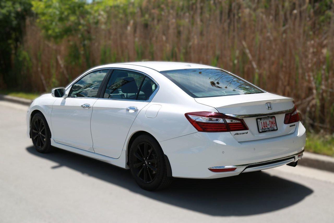2017 Honda Accord Sedan TOURING Photo