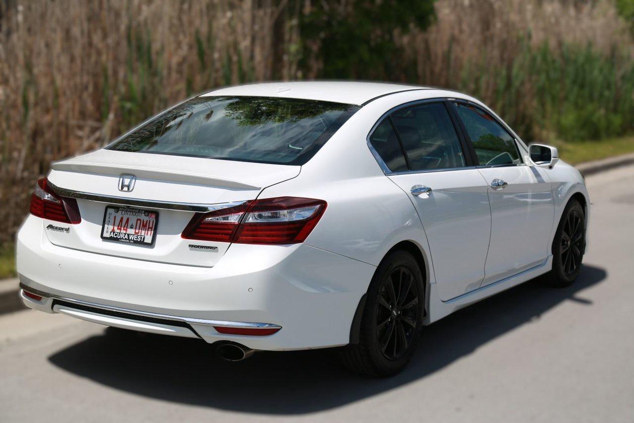 2017 Honda Accord Sedan TOURING Photo