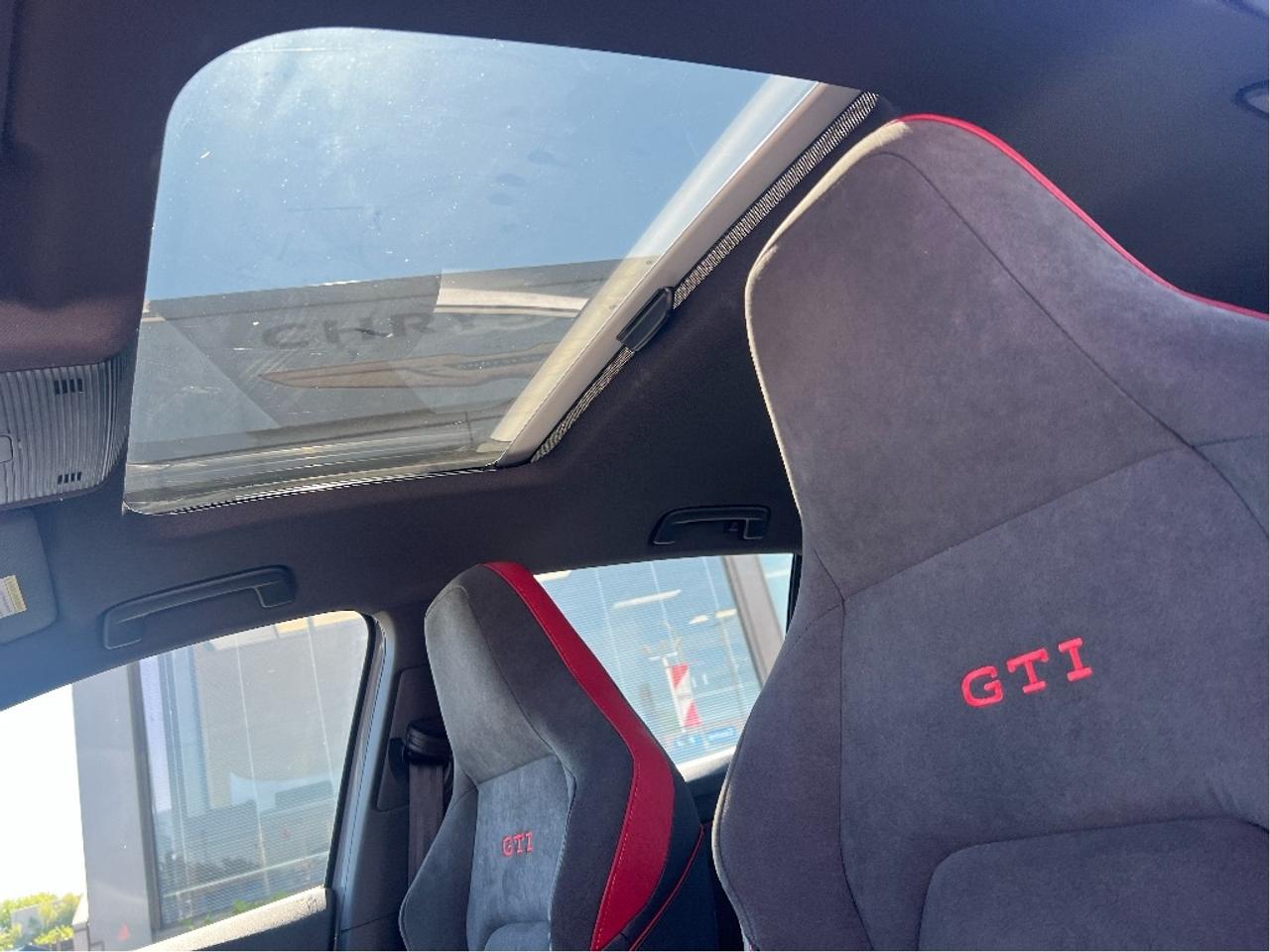 2025 Volkswagen Golf GTI 241 HP *NAVI *SUN *ARTVELOUR INTERIOR *LOW KMS Photo