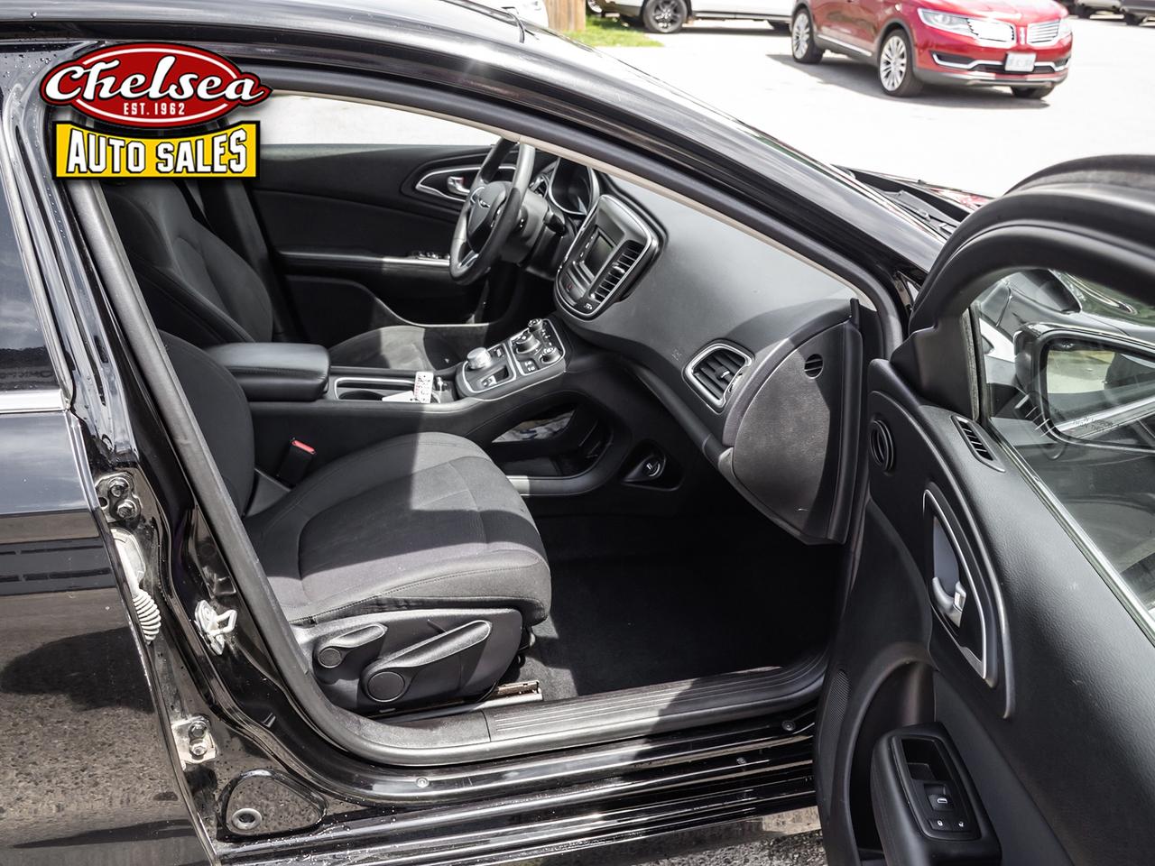 2015 Chrysler 200 LX Photo